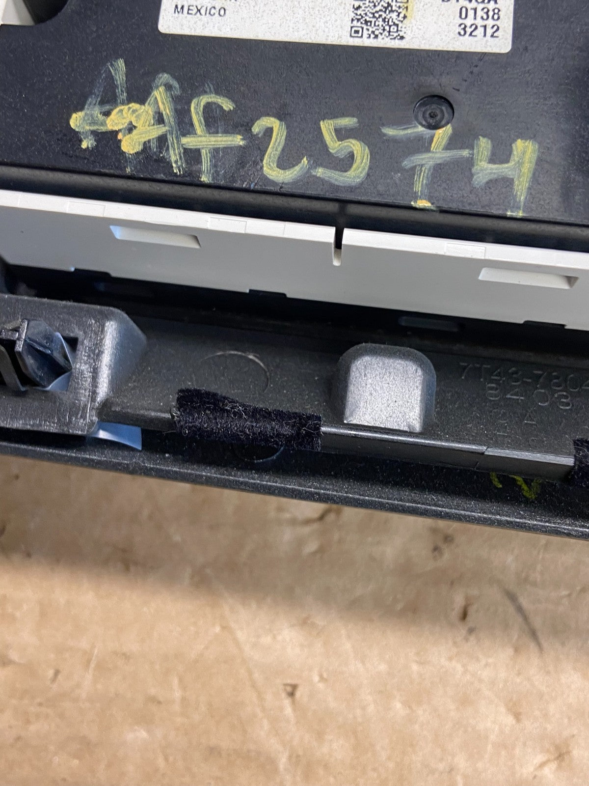 2007 - 2010 Ford Edge Heater Climate Control Radio Control Dash Bezel af2574 DG8