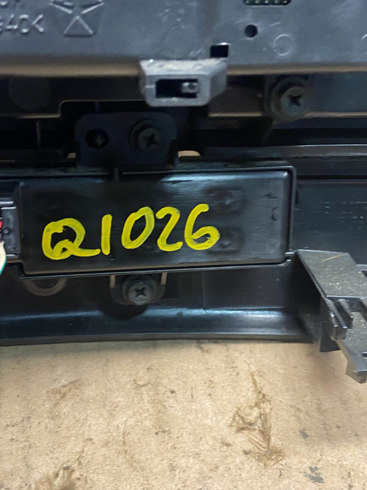 2008 to 2012 Jeep Liberty Dash Climate Temperature Control Radio Bezel Q1026 DG7