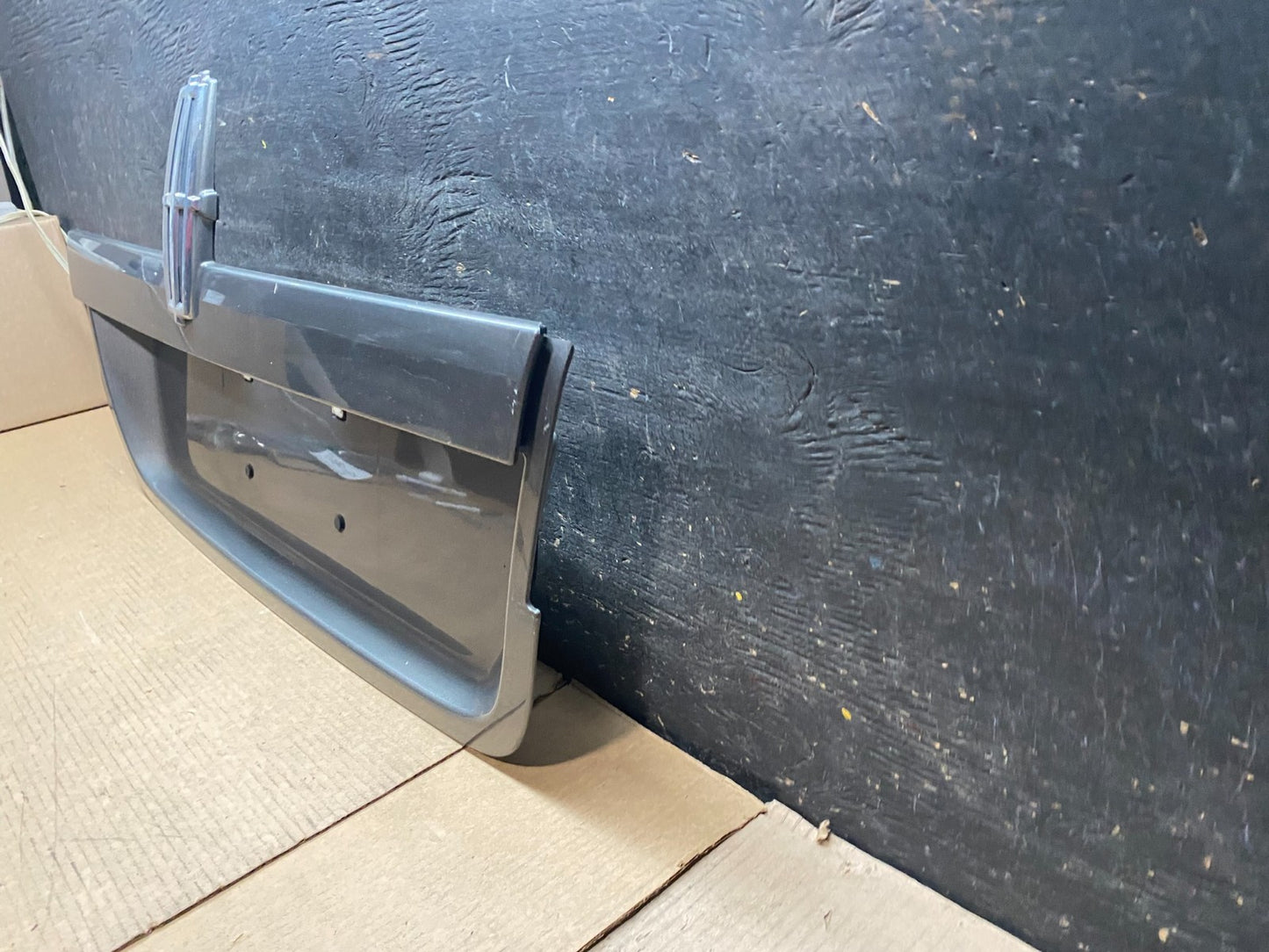 2007 to 2014 Lincoln Navigator Trunk Liftgate License Plate OEM v7000 DG1