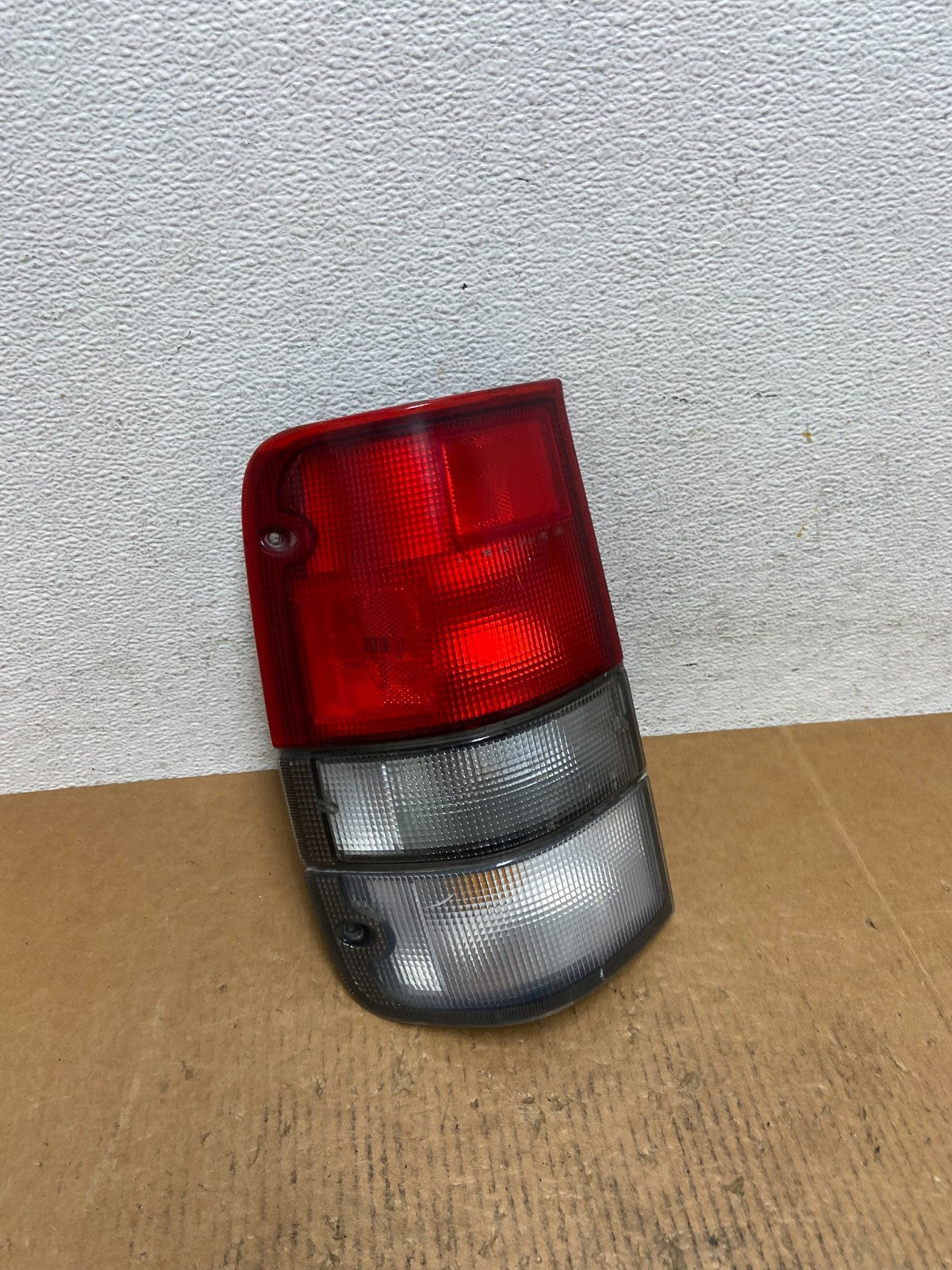 2000 to 2004 Isuzu Trooper Right Passenger RH Side Tail Lights AE0265 DG2