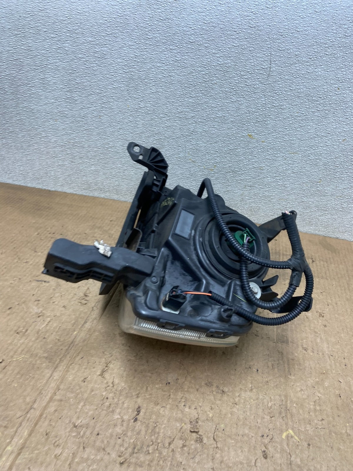 2005 - 2007 Ford Freestyle Right Passenger RH Side Halogen Headlight AA8266 DW5
