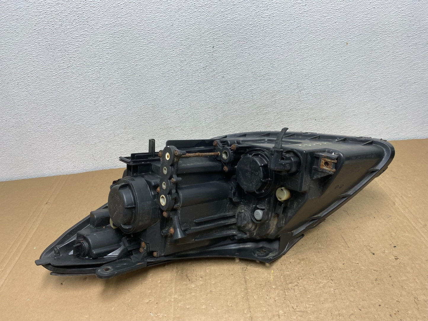 2007 to 2012 Hyundai Veracruz Right Passenger RH Headlight Halogen AC6062 DW6