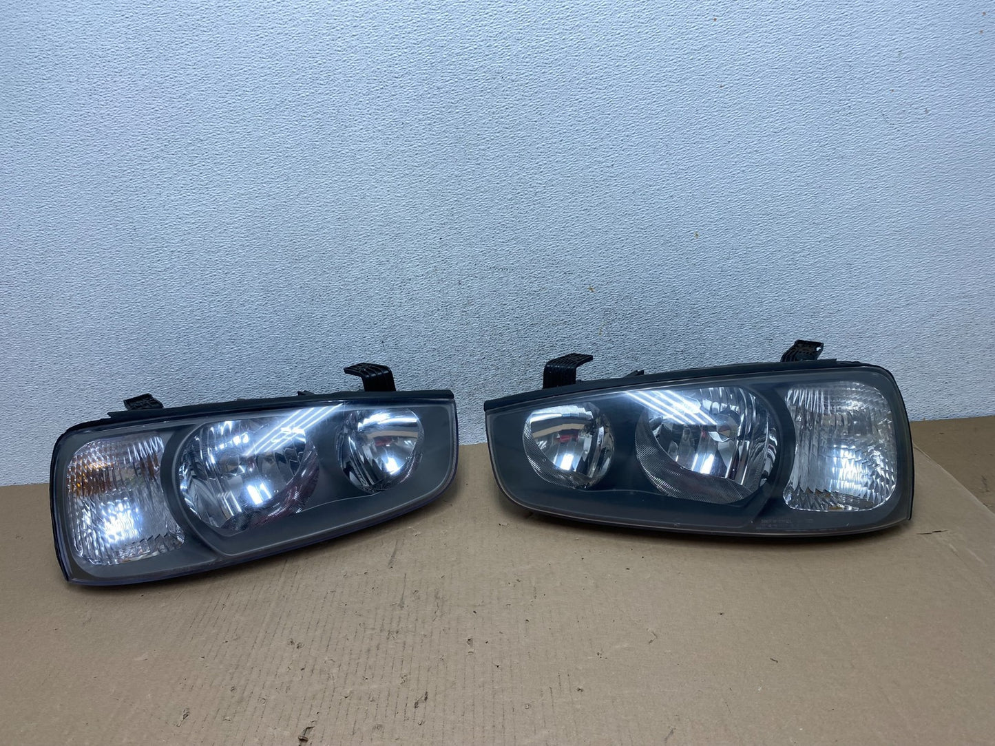 2001 2002 2003 Hyundai Elantra Left+Right Side Set Halogen Headlights AE7256 DW0