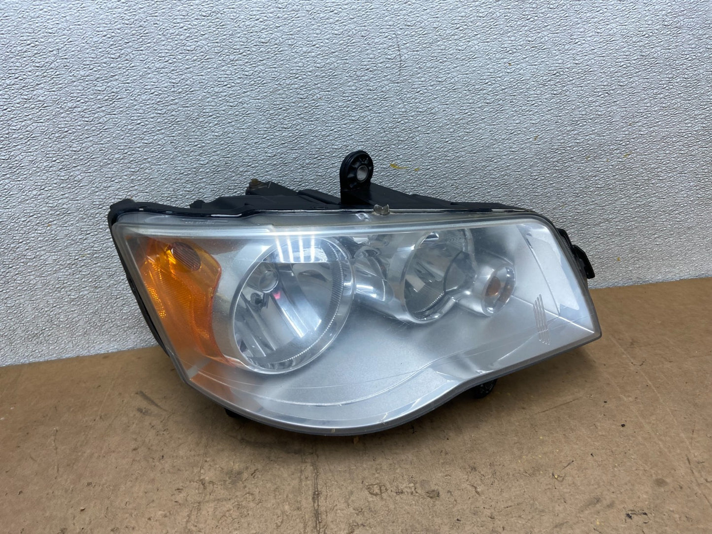 2011 to 2016 Chrysler Town and Country Right Passenger Headlight X9033 DW0