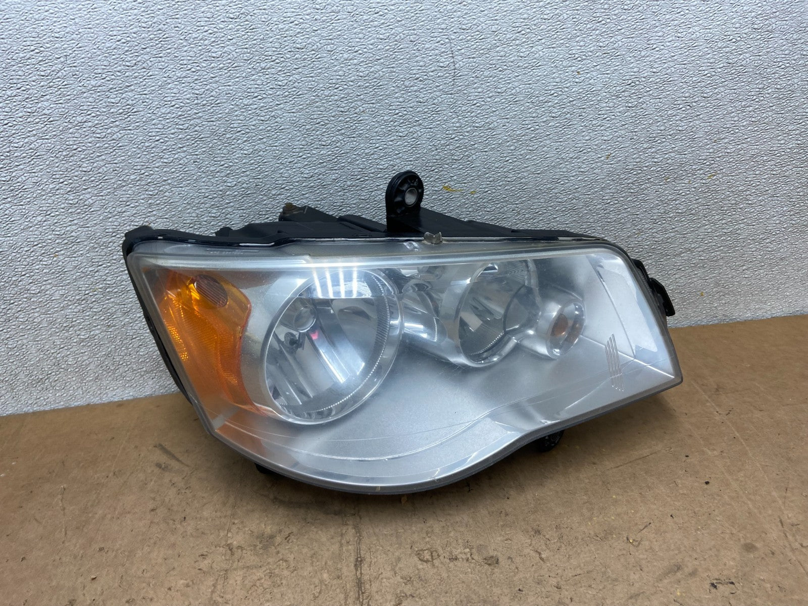 2011 to 2016 Chrysler Town and Country Right Passenger Headlight X9033 DW0