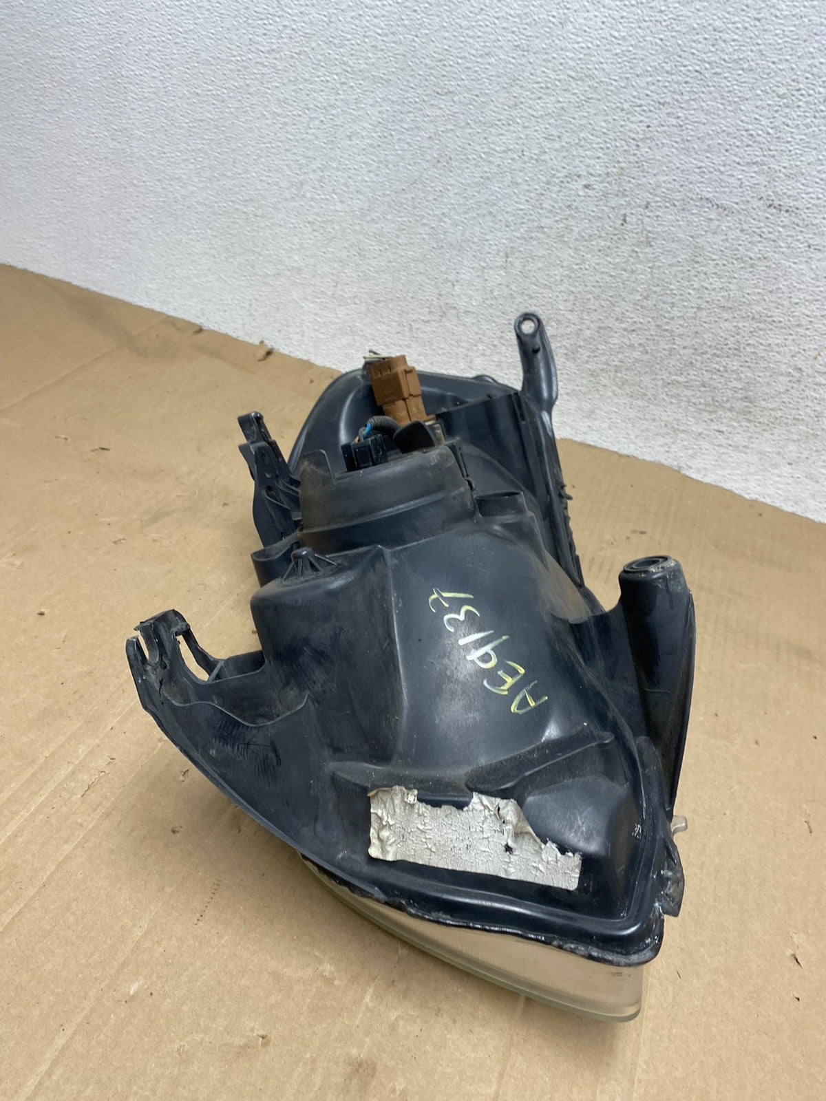 2005 - 2006 Mazda Tribute Right Passenger Rh Headlight AE9137 DW8