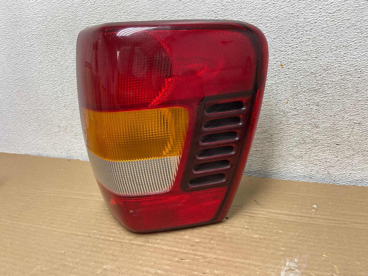 1999-2004 Jeep Grand Cherokee WJ Right Passenger Rh Tail Light AG8996 LK2