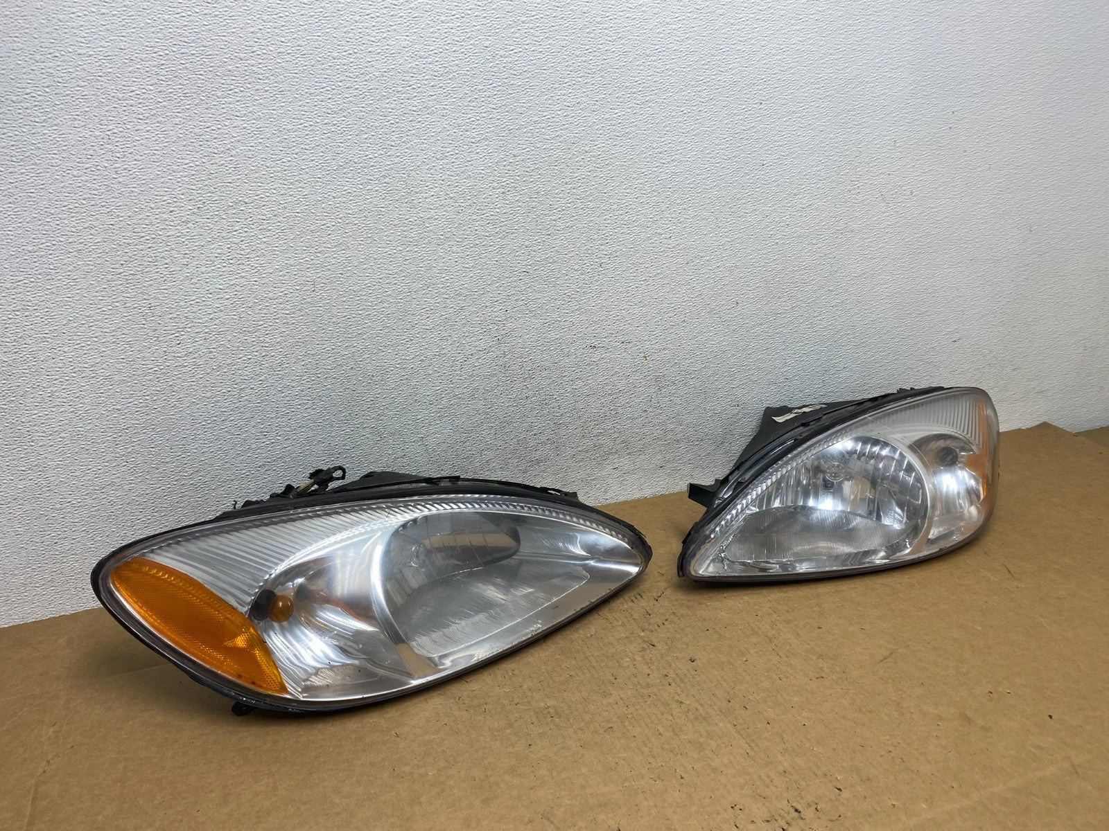 2000 to 2007 Ford Taurus Left+Right Side Halogen Headlights AD4624 DW2