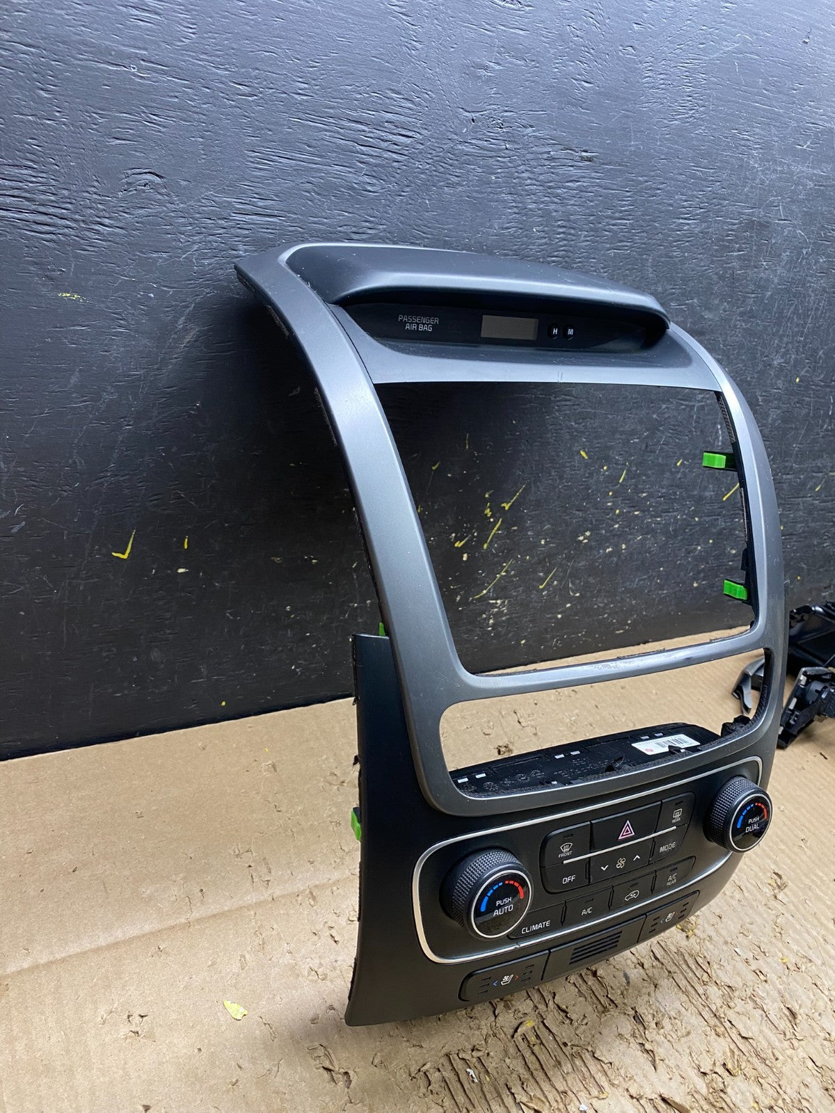 2014 2015 Kia Sorento Temp AC Climate Control Panel Trim 972501u585 V9972 DG2