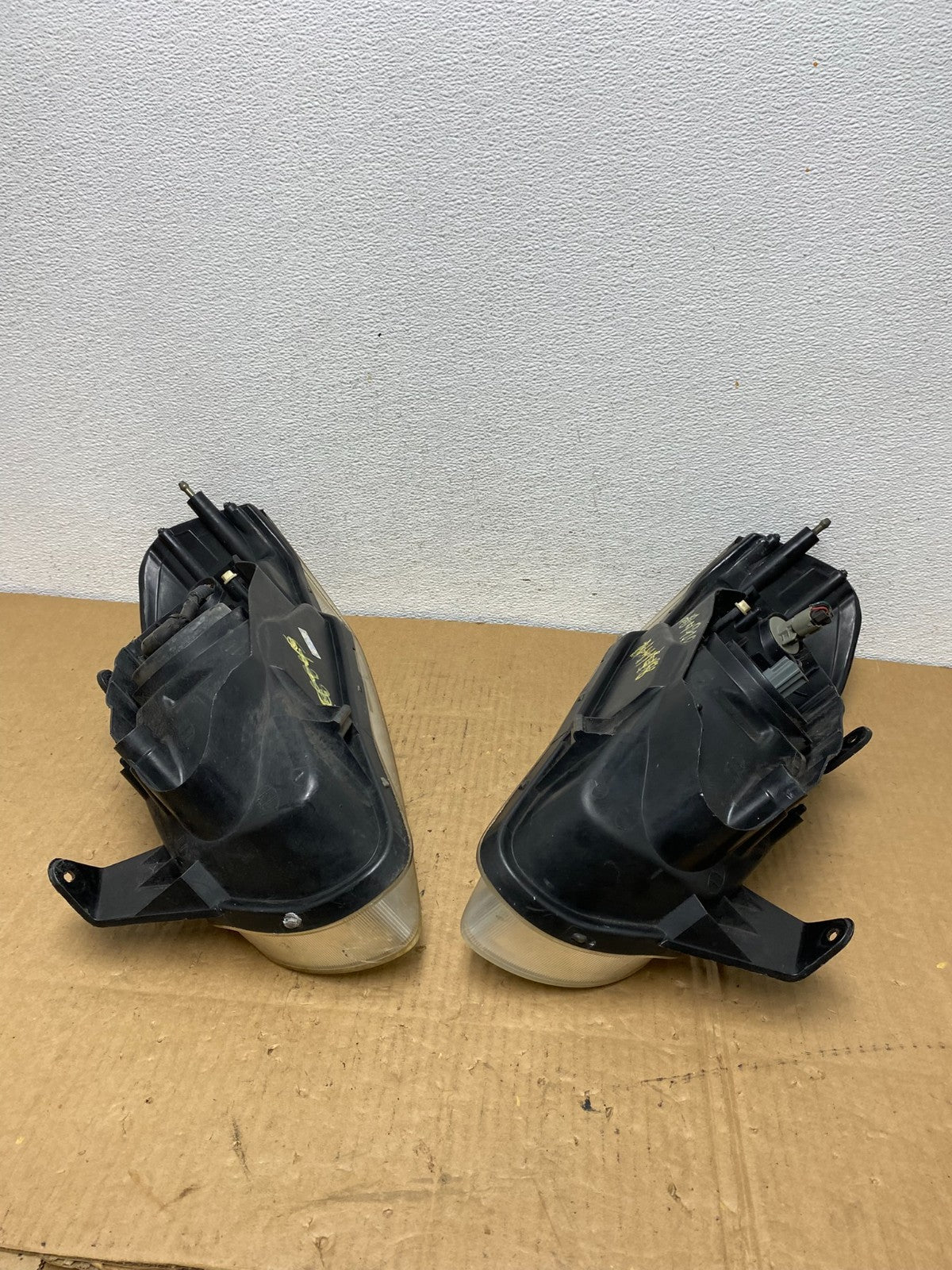 2000 to 2001 Nissan Maxima Left+Right Side Set Halogen Headlights AC7705 DW6
