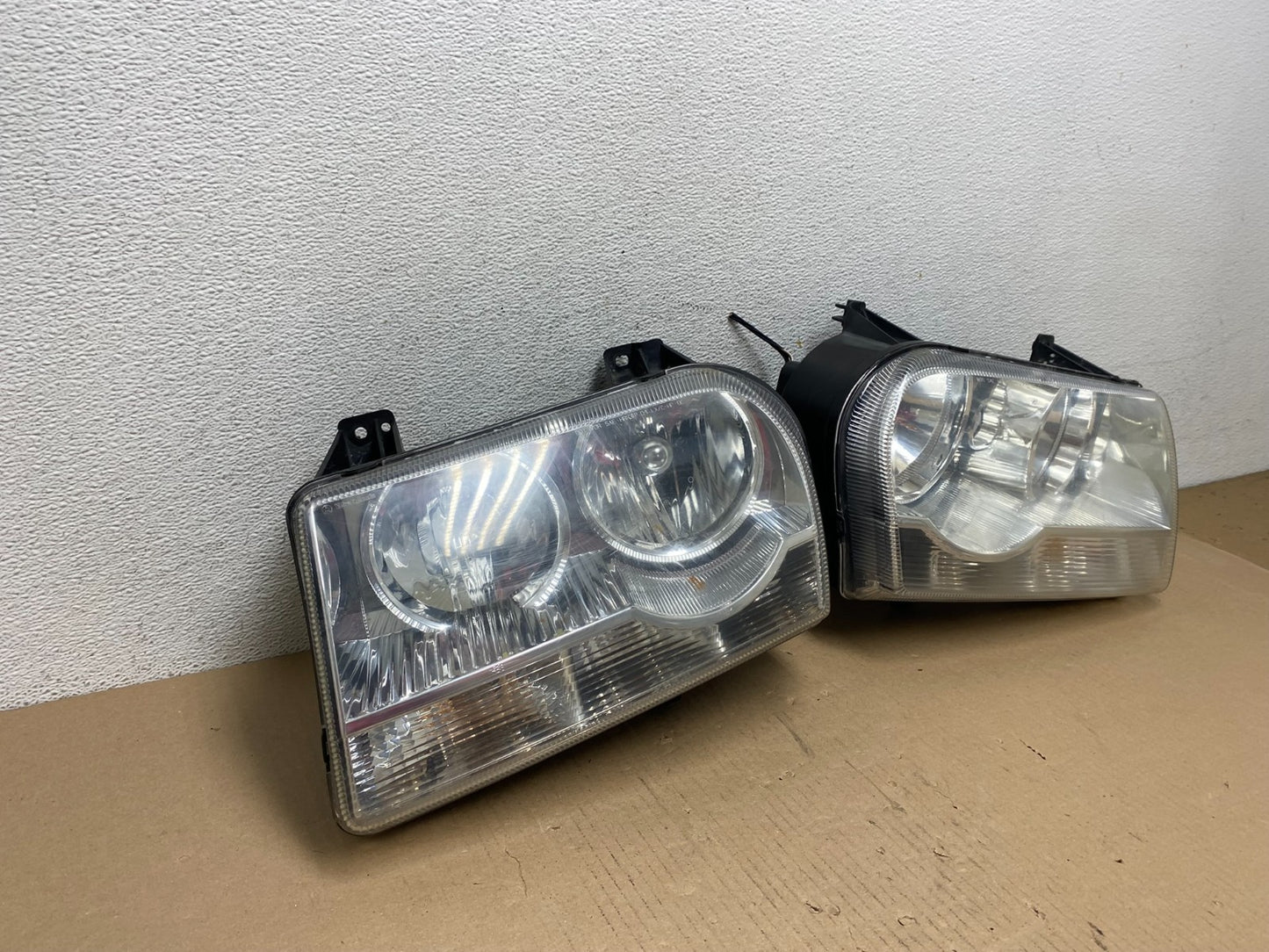 2005 2006 2007 Chrysler 300 Left+Right Halogen Headlights AE7221 DW2