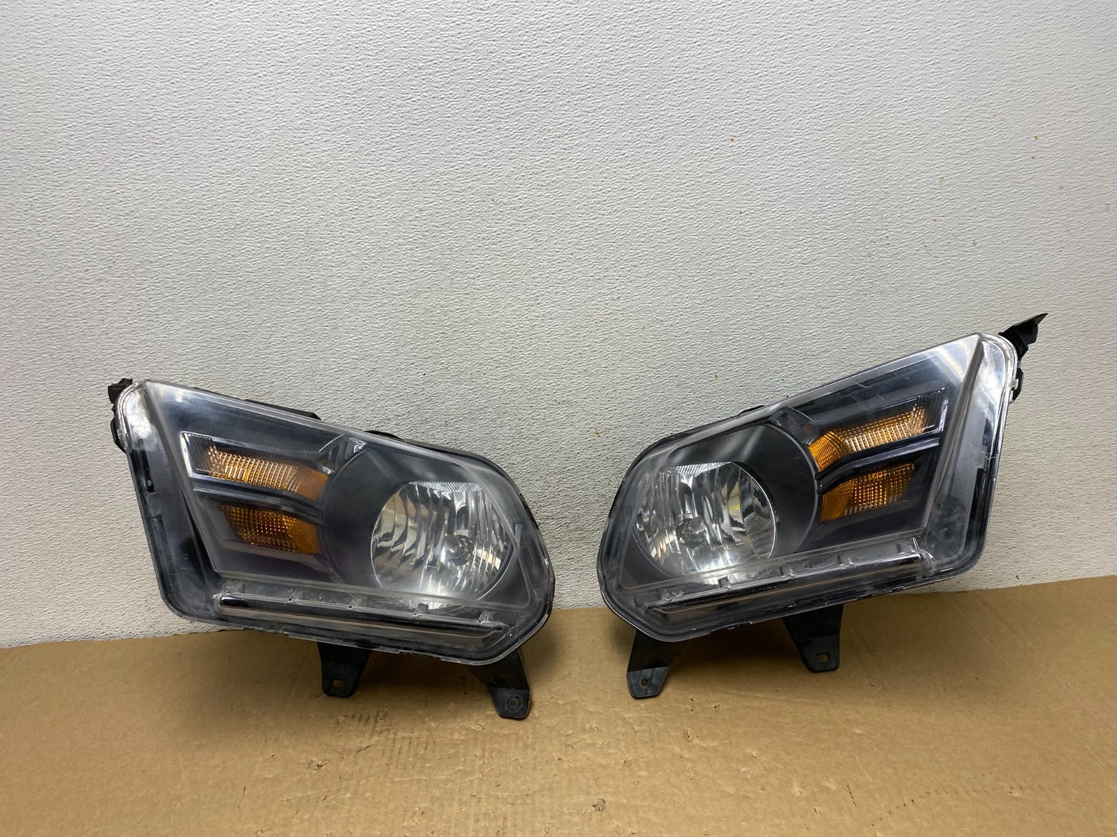 2005 to 2009 Ford Mustang Left+Right Set Side Black Halogen Headlights AF7430 DG0