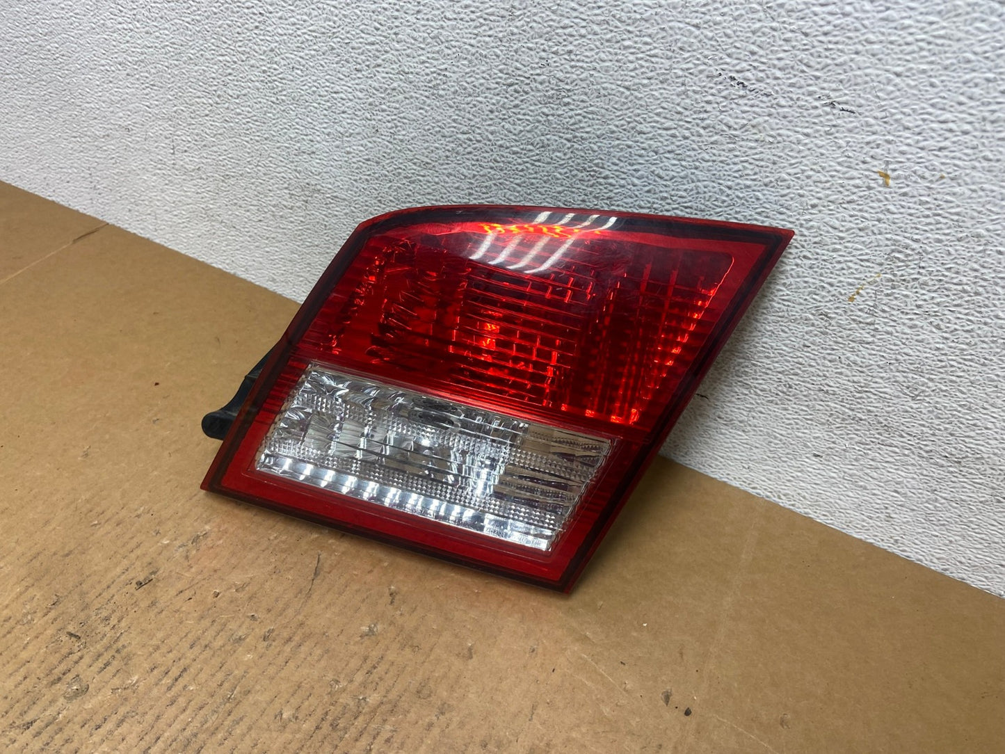 2002-2004 Infiniti i35 Inner Right Passenger Rh Side Tail Light AE0433 LK0