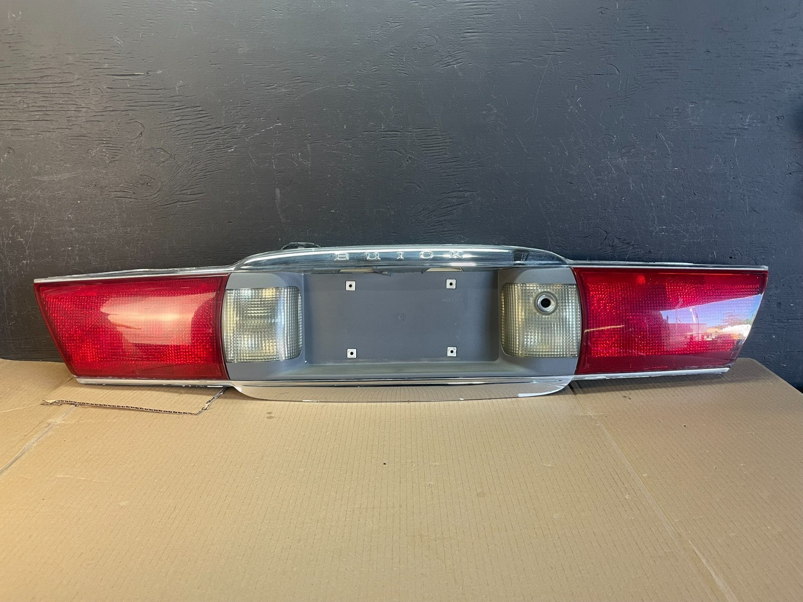 2000 to 2005 Buick Lesabre Trunk Rear Center Tail Light Panel AE3502 DG0