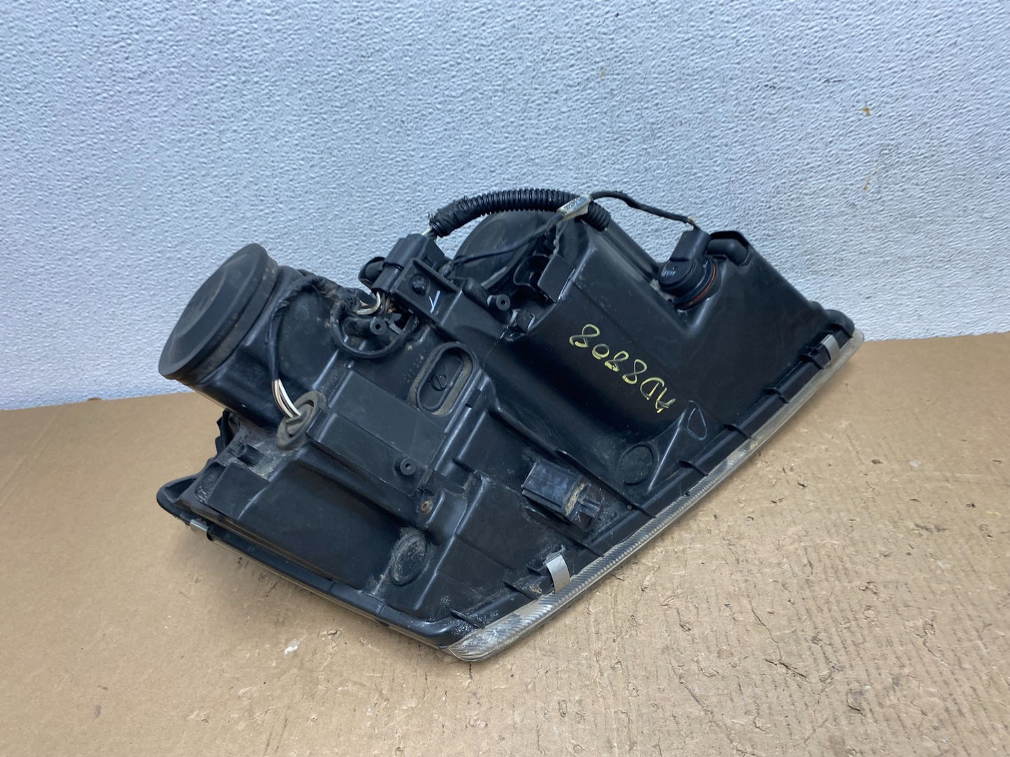 2004 to 2006 Chrysler Pacifica Headlight Left Driver LH Halogen AD8808 DW7