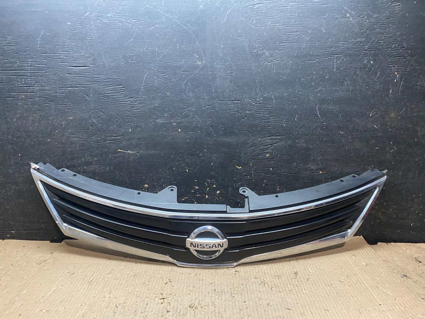 2010 to 2012 Nissan Versa Hatchback Front Upper Grill Grille Oem  X9379 DG0