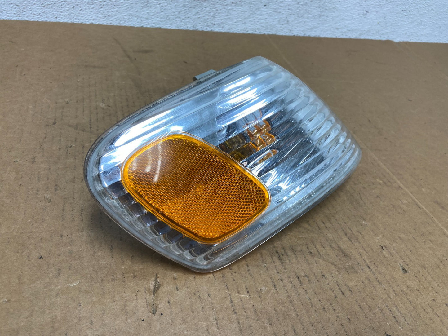 2001-2002 Toyota Corolla Right Passenger Turn Signal/Marker Light AD9136 DW2