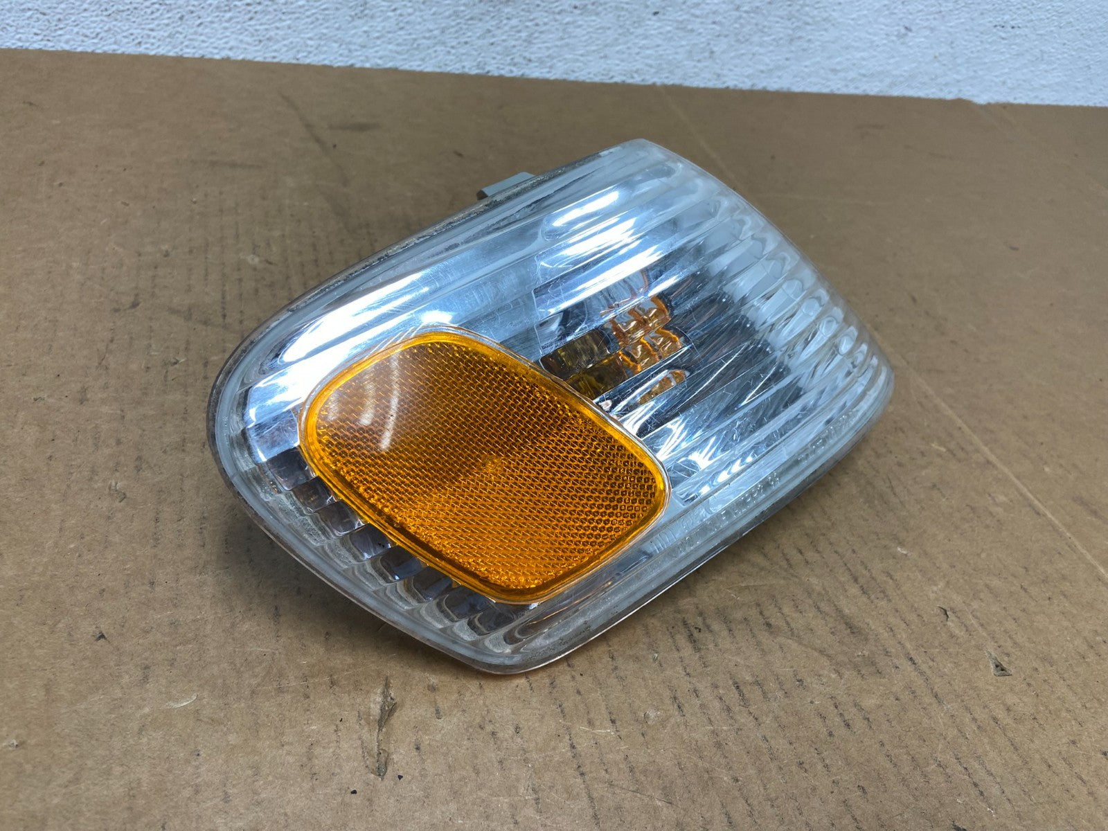 2001-2002 Toyota Corolla Right Passenger Turn Signal/Marker Light AD9136 DW2