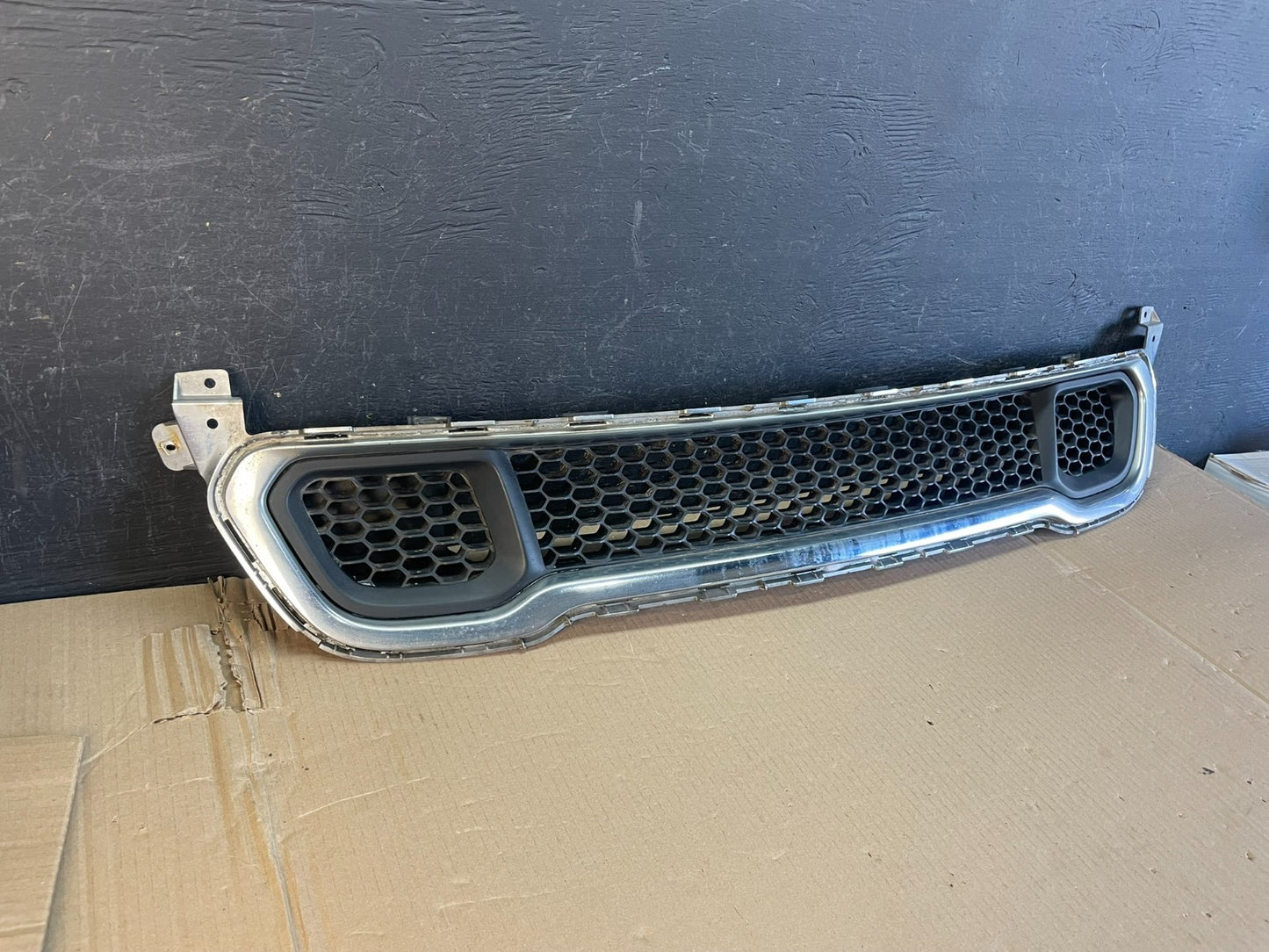 2014 to 2018 Jeep Cherokee Front Lower Bumper Cover Grille AE3576 DG2
