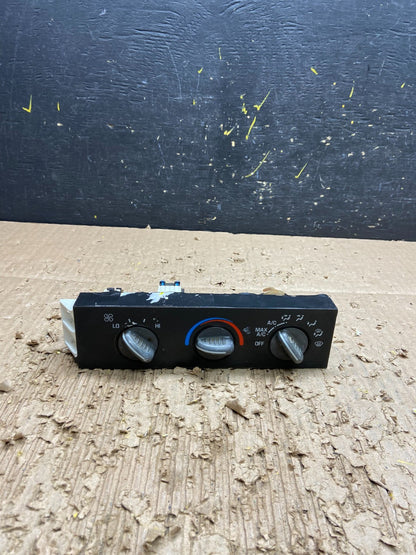 2001 - 2007 GMC Chevrolet Express 1500 AC Climate Control A/C W0079 DG0