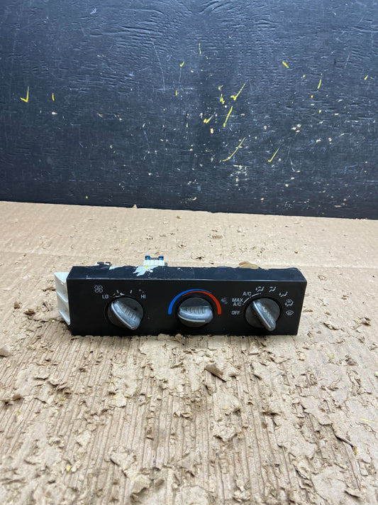 2001 - 2007 GMC Chevrolet Express 1500 AC Climate Control A/C W0079 DG0