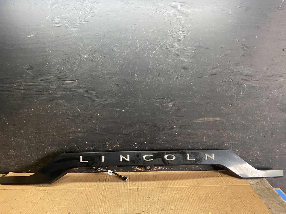 2015 - 2017 Lincoln Navigator Rear Hatch Trim Molding License Camera r7938 DG0