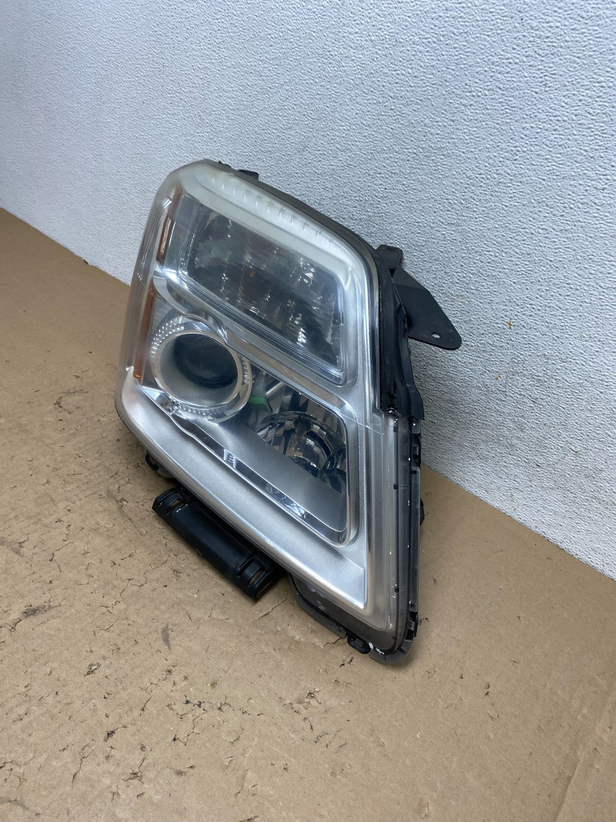 2010 to 2015 GMC Terrain Halogen Passenger Right Rh Side Headlight AG4450 DW1