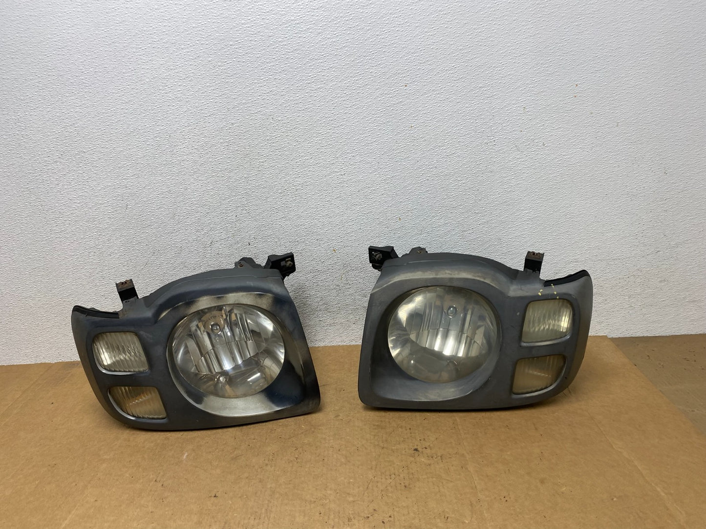 2002 2003 2004 Nissan Xterra Left+Right Side Headlights AE3089 DW0