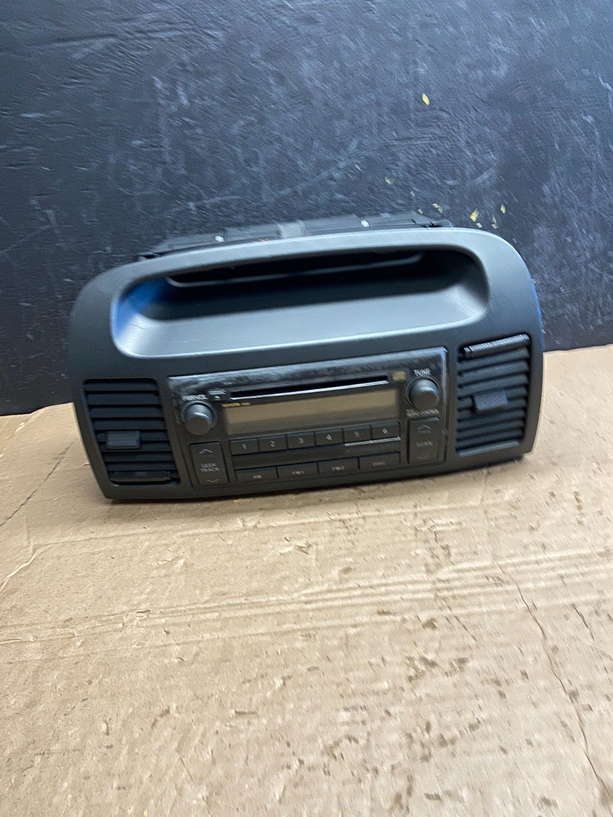 2002 2006 Toyota Camry Radio AM/FM CD Player Air Vent Bezel AF2139 DG0