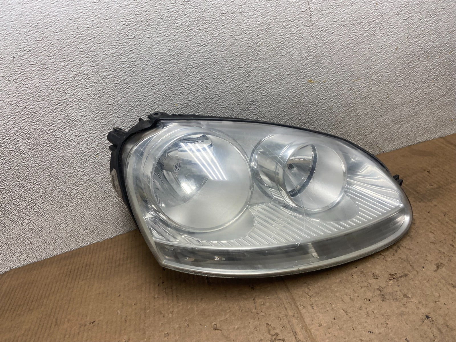 2005 to 2010 Volkswagen Jetta Right Passenger RH Side Headlight Halogen AA69100