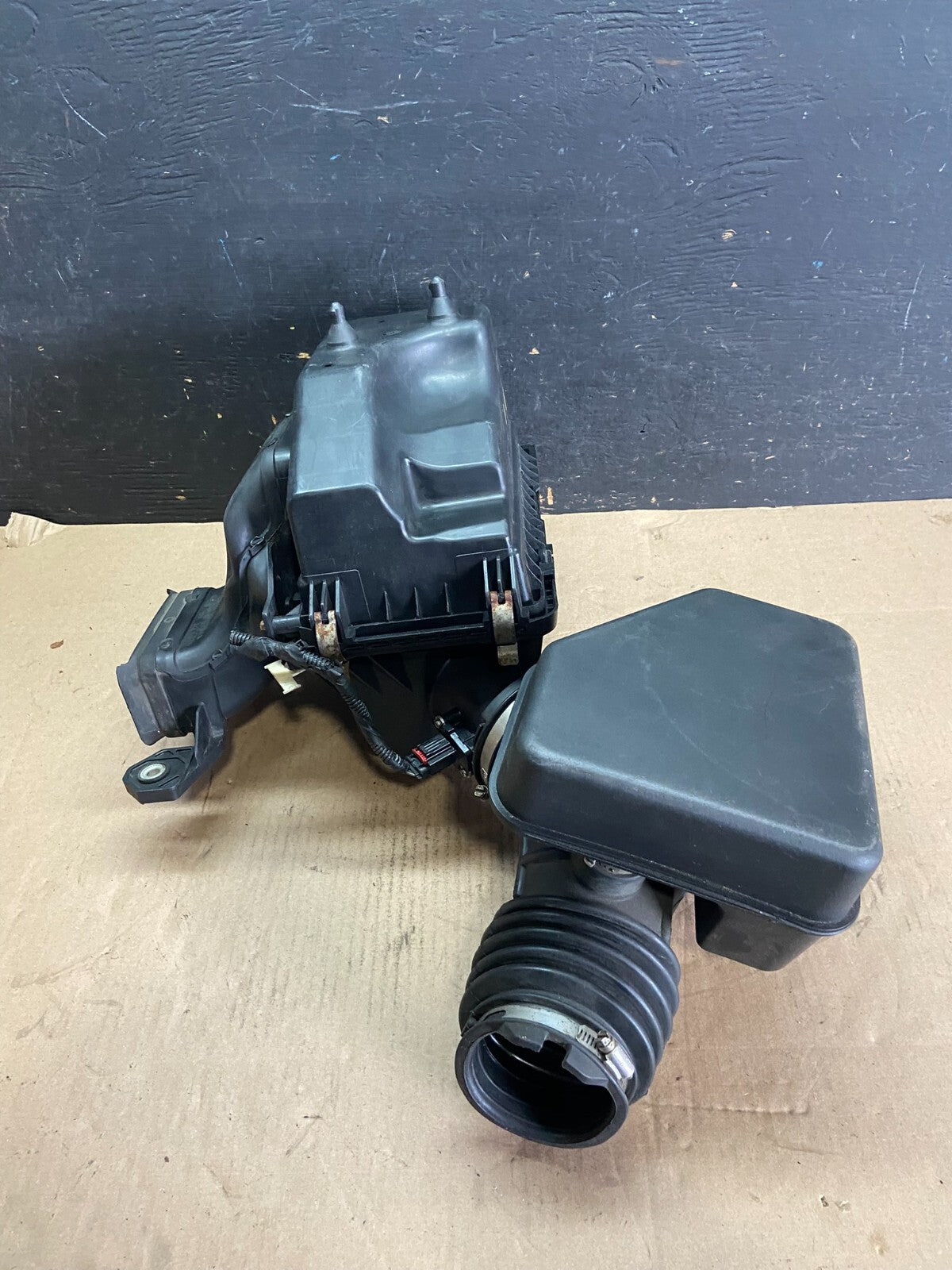 2007 to 2010 Lincoln MKX 3.7L Air Cleaner Box Resonator OEM O0857 DG5