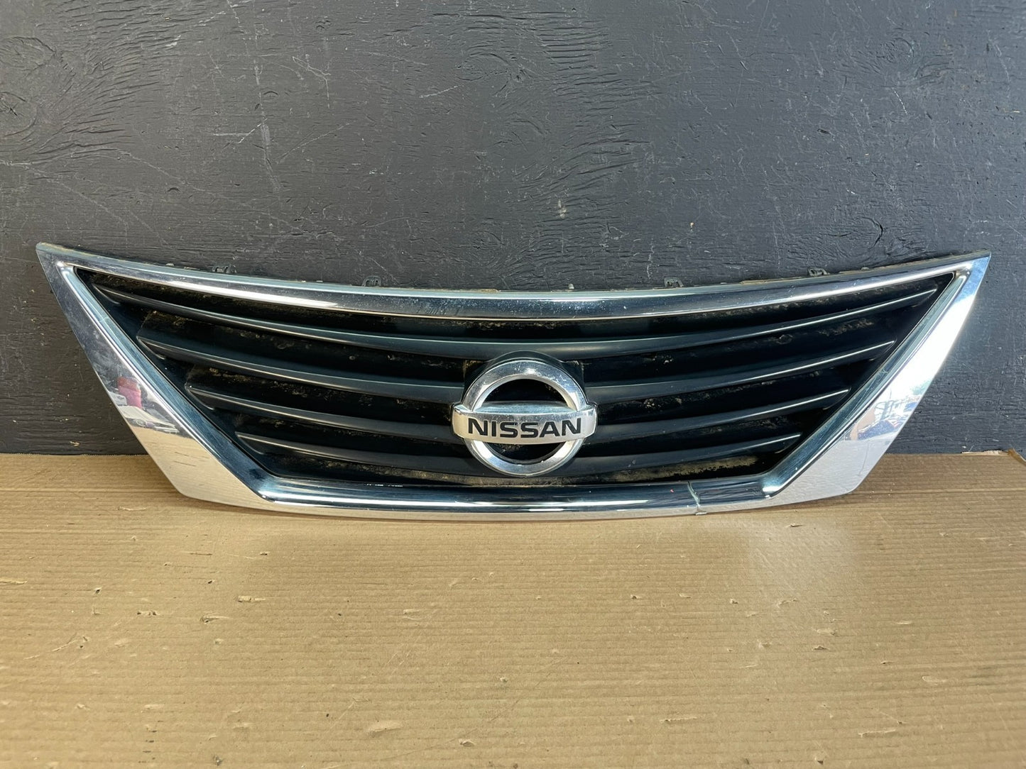 2012 to 2014 Nissan Versa Sedan Front Upper Grill Grille AE9958 DG0