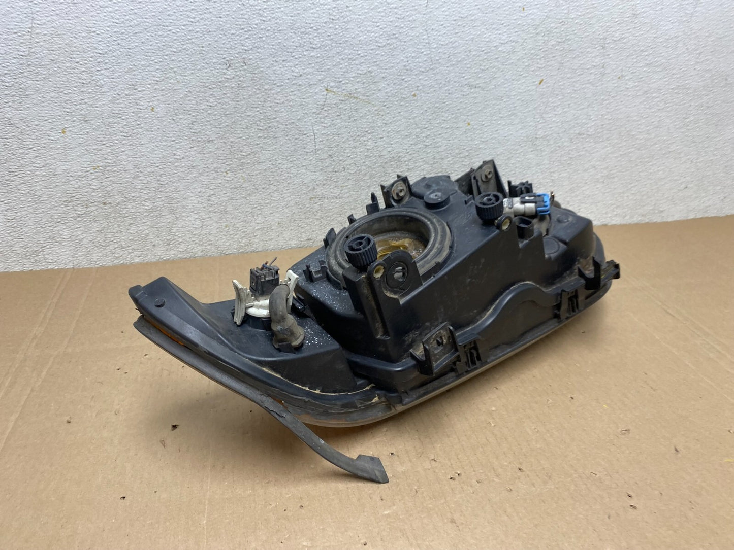 1997 - 2000 BMW E39 5 Series Headlight Right Passenger RH Halogen OEM J8505 DW9
