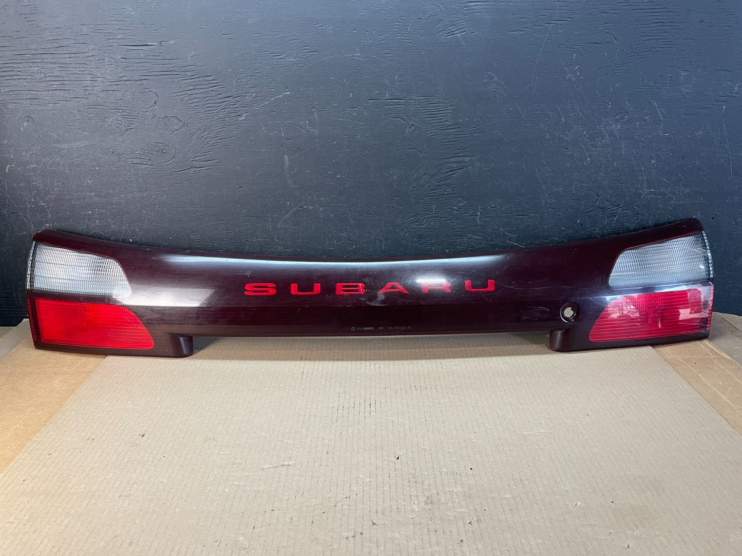 2002 - 2004 Subaru Outback Trunk Hatch Lid Tail Light Panel Center AE3427 DG0
