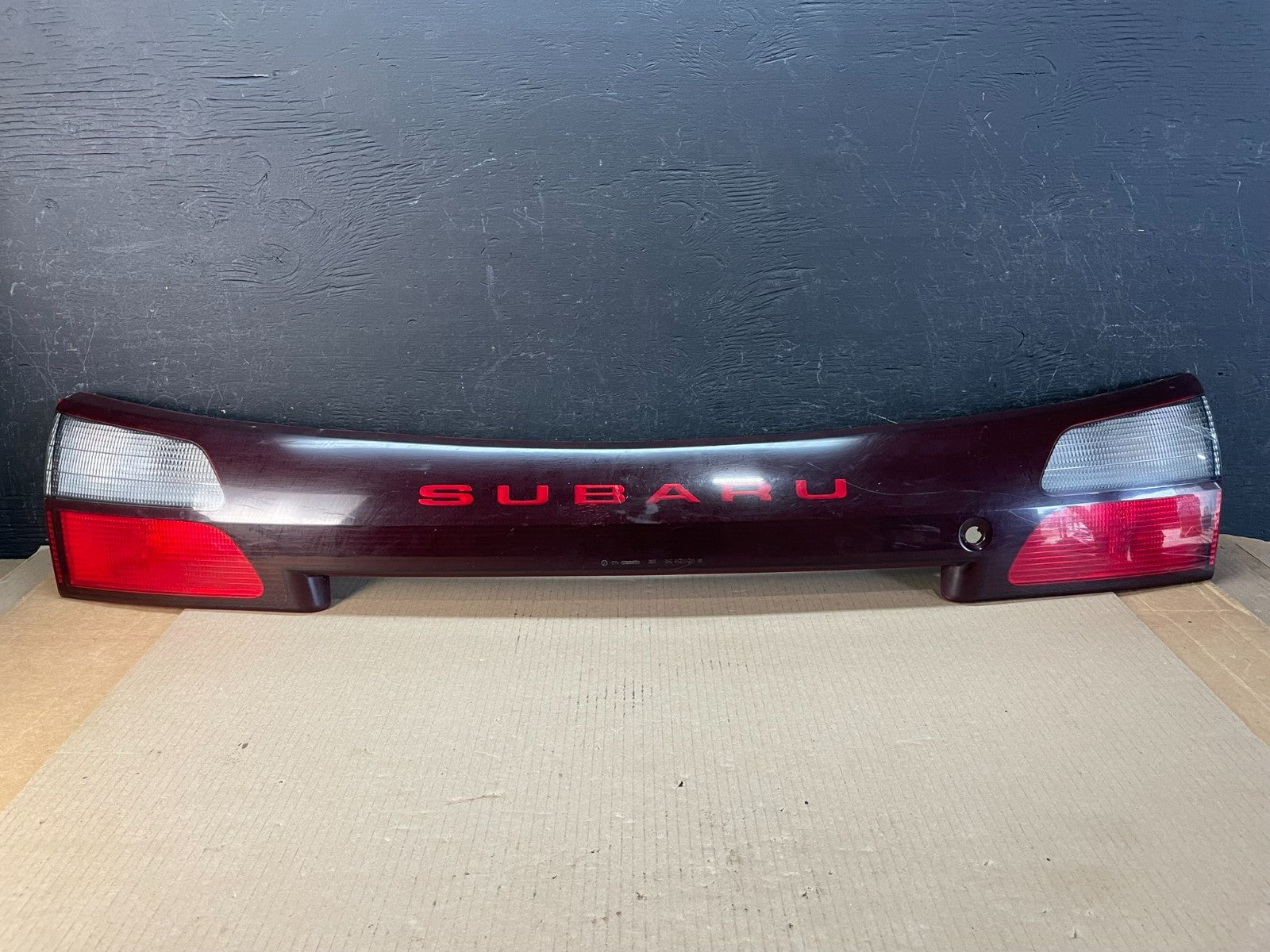 2002 - 2004 Subaru Outback Trunk Hatch Lid Tail Light Panel Center AE3427 DG0