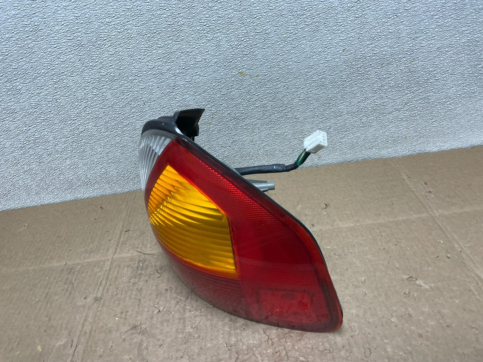2001 2002 2003 2004 Hyundai Santa Fe Right Passenger Rh Side Tail Light Y8951 DW1