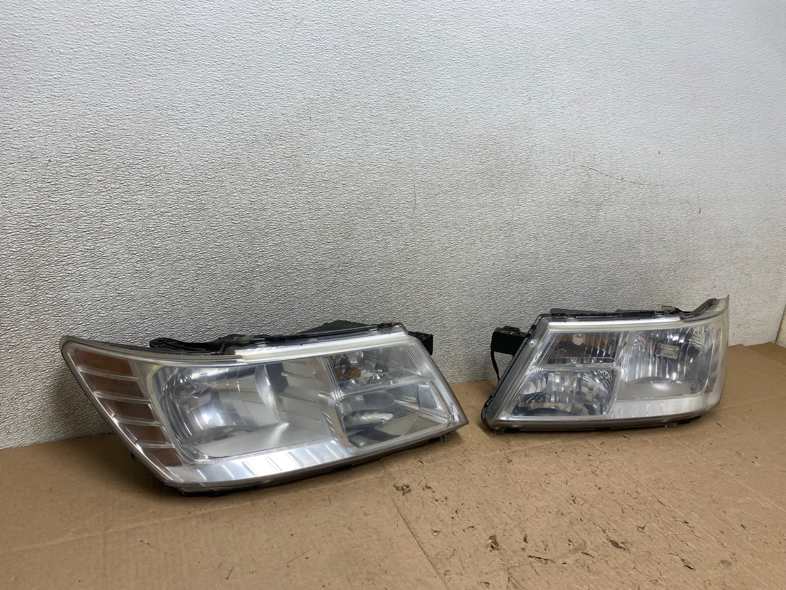2009 to 2017 Dodge Journey Headlights Left+Right Set Halogen W2643 DW2