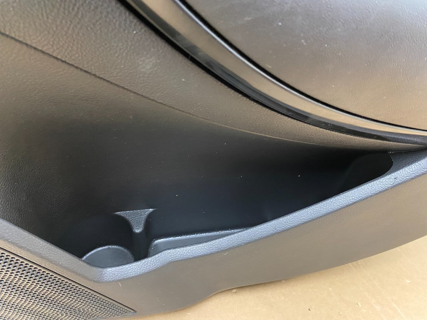 2013 - 2019 Ford Taurus Front Right Passenger Side Door Trim Panel AD7866 DW4