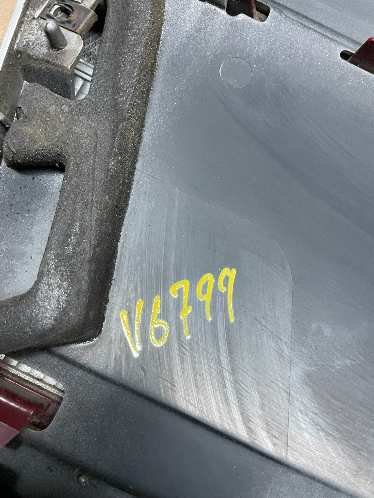 2000-2002 Saturn SL2 Sedan Center Tail Light Lid Trunk Rear Panel  V6799 DG12