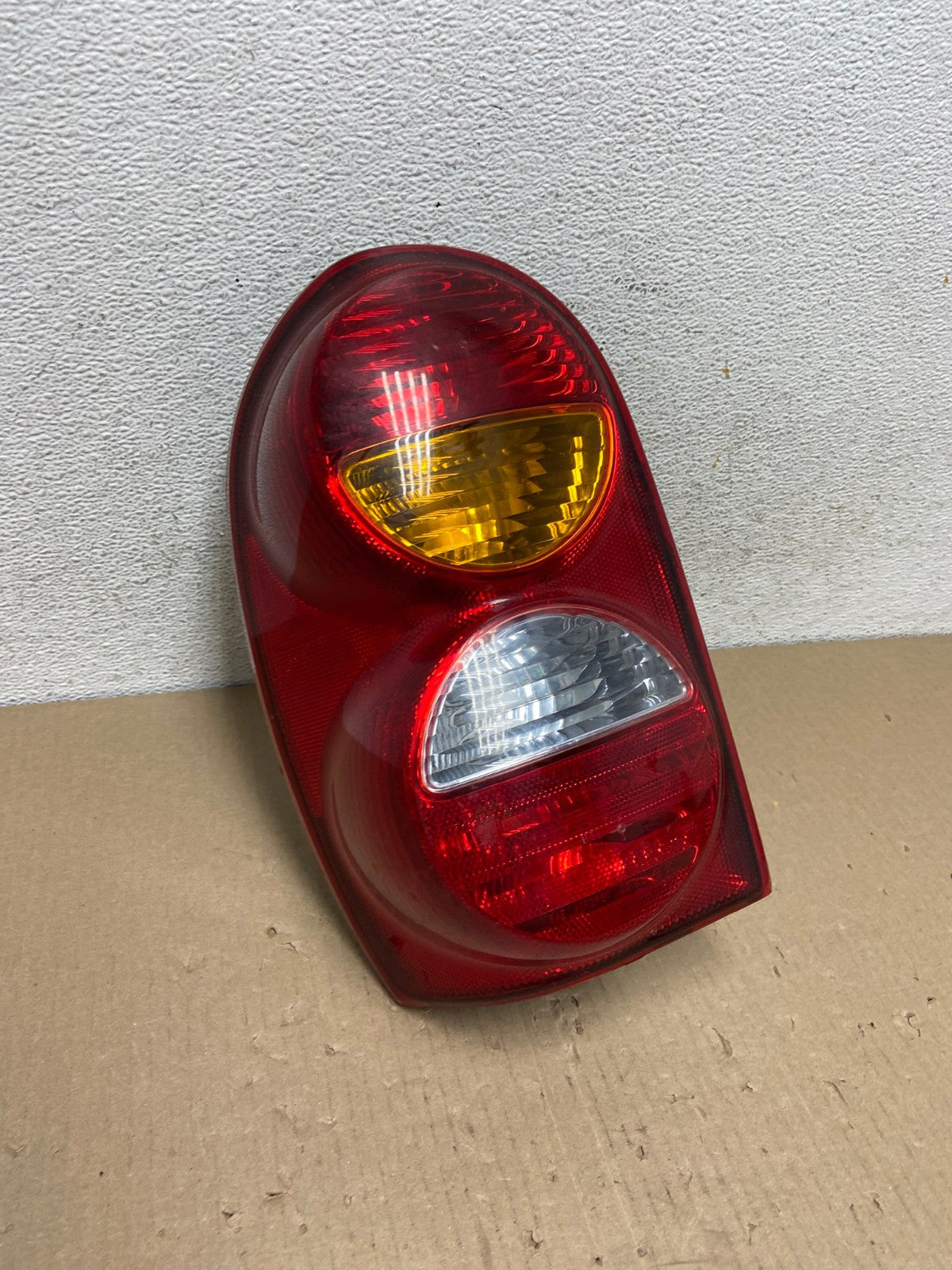 2002 2003 2004 Jeep Liberty Left Driver LH Side Tail Light AE9572 LK2
