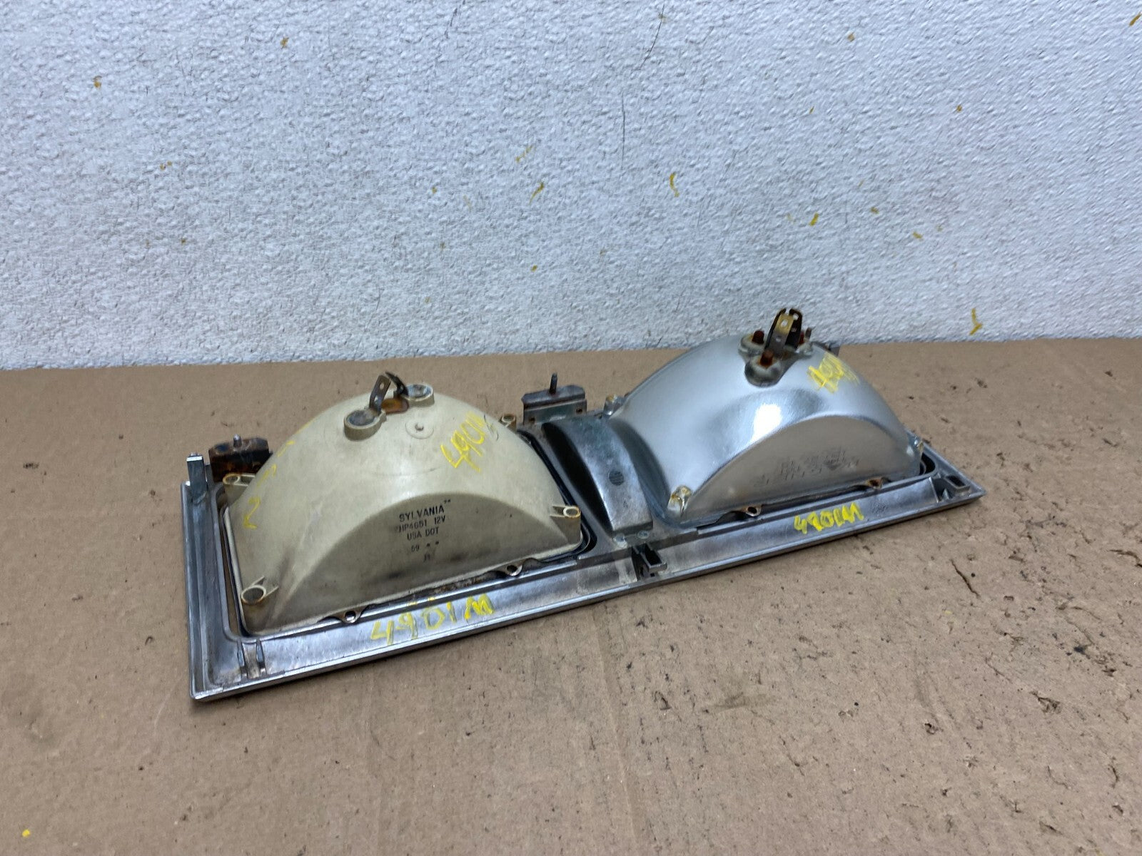 1980 to 1989 Lincoln Town Car Left Or Right HeadLight E0VB-130520-AH N39603