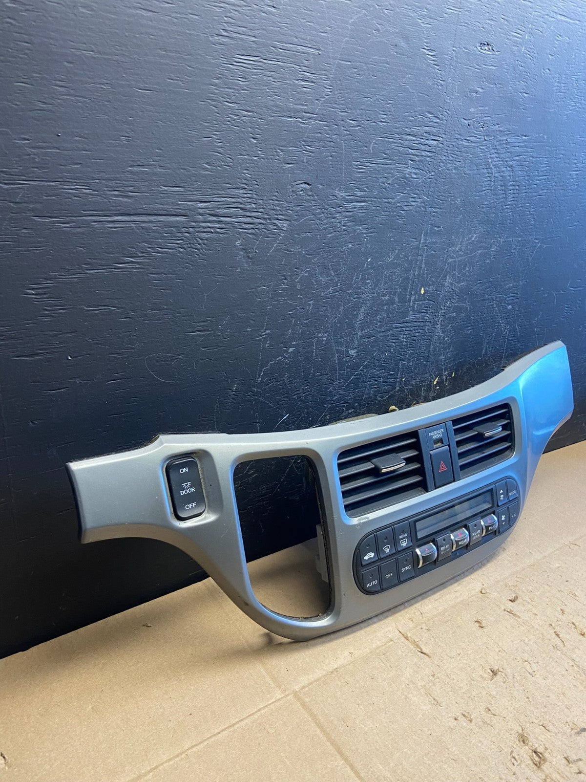 2005 to 2010 Honda Odyssey  Radio Climate Control Dash Trim Bezel Oem AB9785 DG1