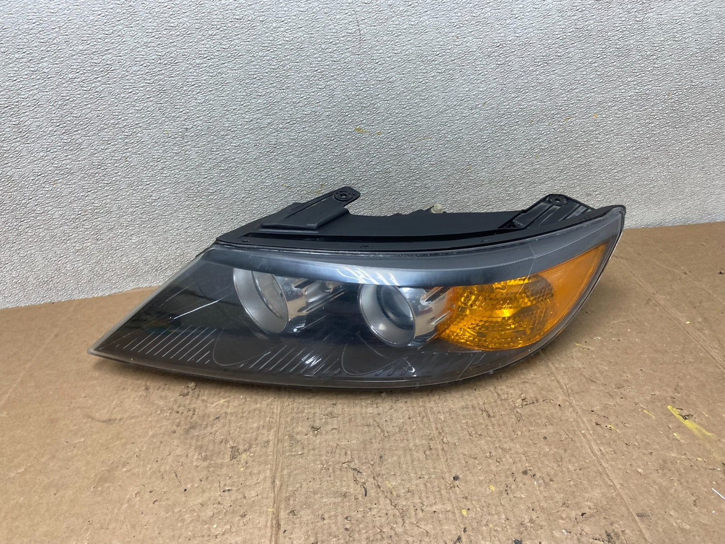 2011 to 2013 Kia Sorento Left Driver LH Side Headlight Halogen Oem AA3805 DW0
