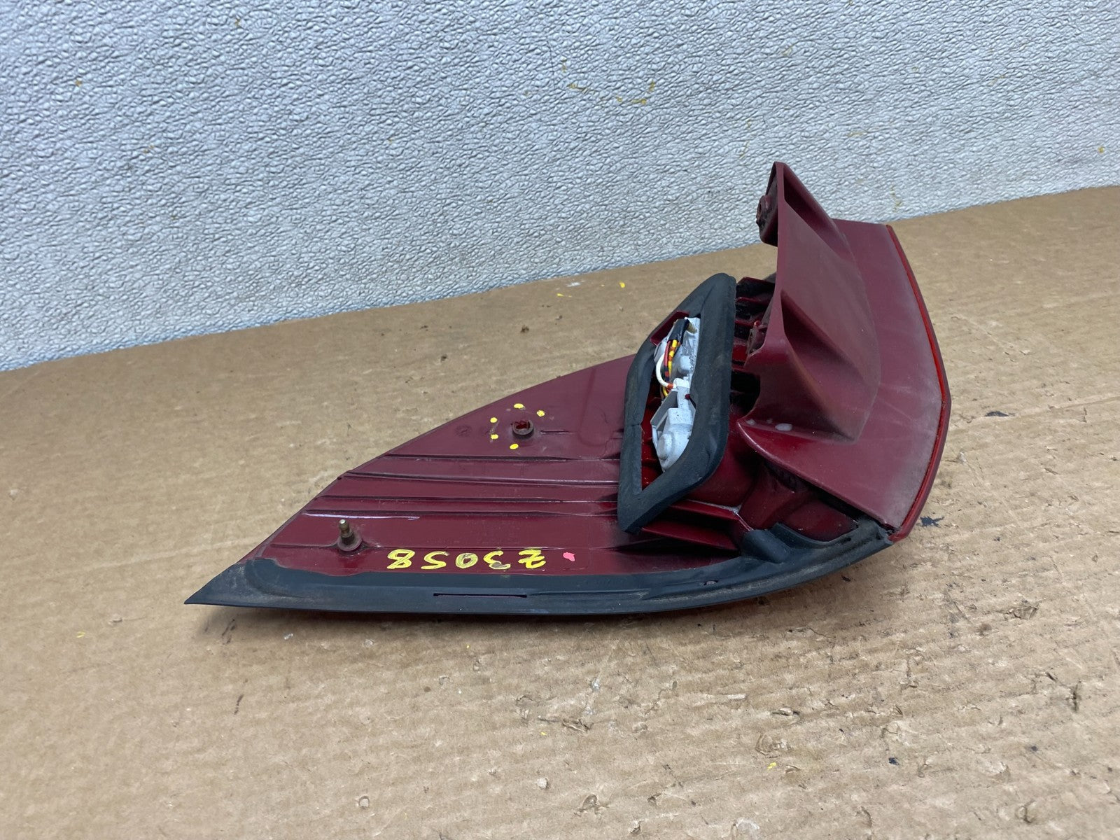 2004 to 2005 Toyota Sienna Left Driver LH Side Tail Light Z3058 DW5