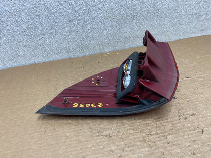 2004 to 2005 Toyota Sienna Left Driver LH Side Tail Light Z3058 DW5