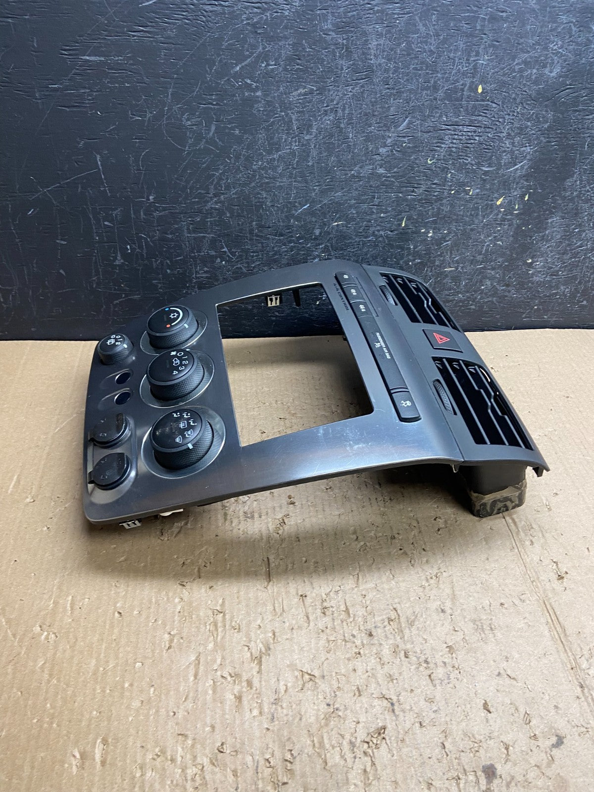 2006 to 2010 Hummer H3 Center Cosnole A/C Climate Control Radio Bezel AE4505 DG2