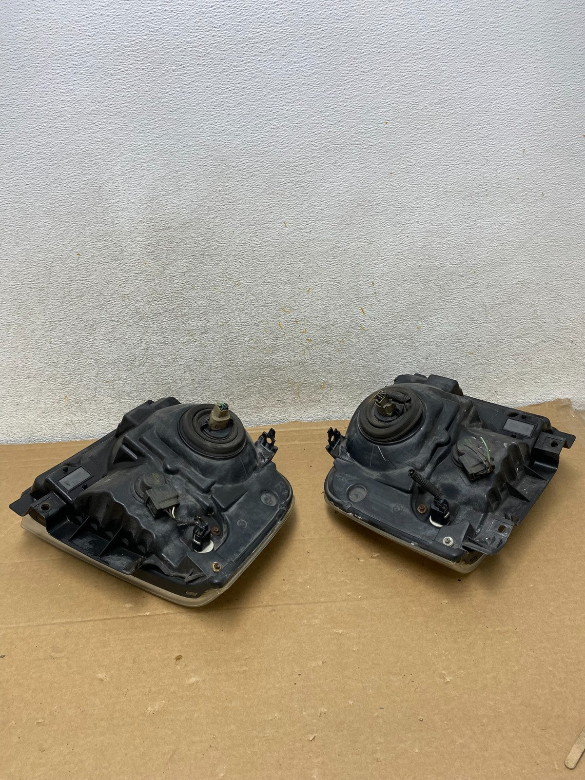 2005-2007 Ford F-250 F250 Super Duty Left+Right Side Headlights AH8200 DW11