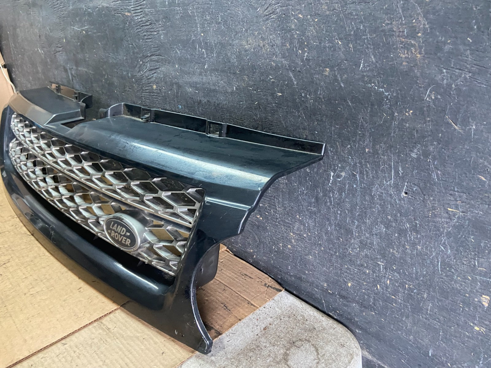 2010 to 2013 Land Rover Discovery  Front Upper Grill Grille Q9945 DG1