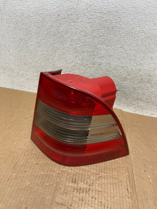 2002-2005 Mercedes ML 350 Ml-Class Right Passenger Rh Side Tail Light AI5894 LK0