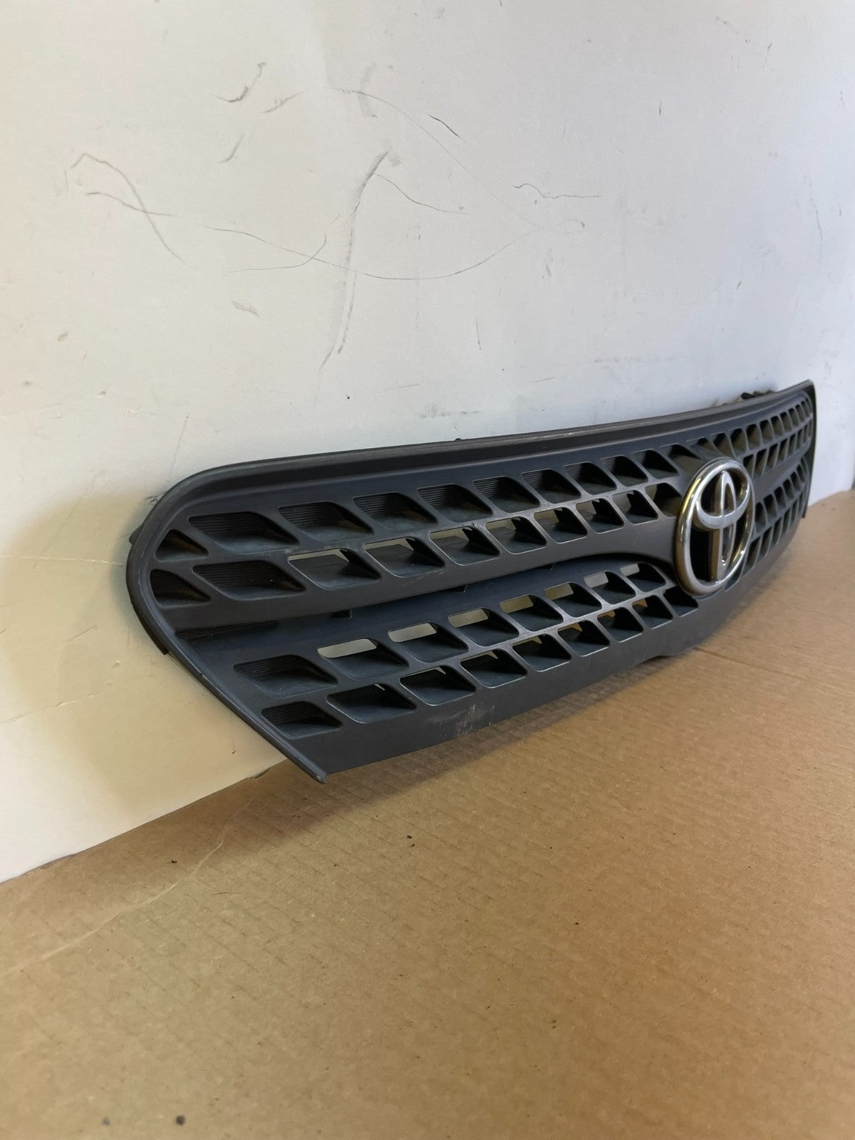 2004 to 2008 Toyota Matrix Front Upper Grill Grille AG7545 DG2